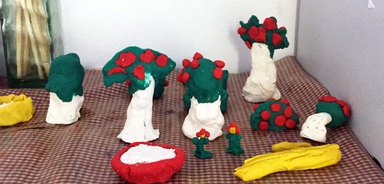 JOVI-maatilaprojektin puita ja kukkia JOVI leikkitaikinalla (Blandiver) tehtynä